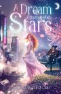 „A Dream Among the Stars“ und „DILONNA RUTHERFORD“. Eine Frau in einem rosa Kleid vor futuristischer Stadt und Klavier.