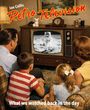 „Ian Collis Retro Television“ und „What we watched back in the day“. Eine Familie sieht einem alten Fernseher zu.