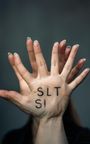 Auf zwei Händen stehen die Buchstaben "SLT" und "SI". Die Hände sind übereinander gelegt.