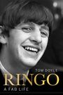 Text: "TOM DOYLE, RINGO, A FAB LIFE". Ein Schwarzweiß-Porträt eines lächelnden Mannes.