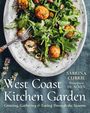 „West Coast Kitchen Garden. Growing, Gathering & Eating Through the Seasons“ ist in weißer Schrift zu sehen. Ein Teller mit Salat und knusprigen Bällchen.
