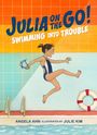 "JULIA ON THE GO! SWIMMING INTO TROUBLE" in blauen und weißen Buchstaben. Illustration zeigt ein springendes Mädchen in einem Schwimmbad.