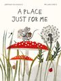 Text: "A PLACE JUST FOR ME". Eine Maus mit Rucksack sitzt auf einem Fliegenpilz, umgeben von Gras, Schnecke und Pusteblume.
