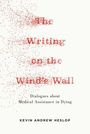 „The Writing on the Wind's Wall“, darunter „Dialogues about 'Medical Assistance in Dying'“. Oben zersetzen sich Buchstaben.