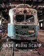 "MADE FROM SCRAP" in großer Schrift. Darunter ein alter, verlassener Straßenbahnwagen in einer Halle.
