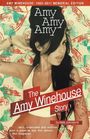 "Amy Amy Amy" und "The Amy Winehouse Story" sind prominente Texte. Frau mit langen dunklen Haaren und Tattoos.
