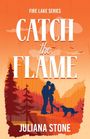 "Catch the Flame", "Fire Lake Series", "Juliana Stone". Silhouette eines Paares mit Hund vor orangenem Waldhintergrund.