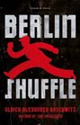 „BERLIN SHUFFLE“, „ULRICH ALEXANDER BOSCHWITZ“. Ein roter Ampelmann in Bewegung auf dunklem Hintergrund.