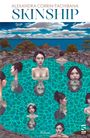 "Alexandra Corrin-Tachibana, Skinship, Poems" steht oben. Frauen in einem türkisfarbenen Pool, umgeben von Landschaft, reflektiert im Wasser.