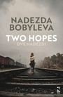 Text: "NADEZDA BOBYLEVA TWO HOPES DVE NADEZDI". Eine Frau geht auf Bahngleisen, Himmel wolkig. Unten ein Logo.