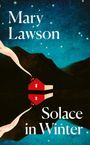 Oben steht "Mary Lawson", unten "Solace in Winter". Illustration: Rotes Haus mit Rauch vor Berg bei Nacht.