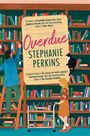 „Overdue“ von Stephanie Perkins. Zwei Personen vor einem Bücherregal, eine auf einer Leiter, eine mit Rollator. Katze auf Regal.