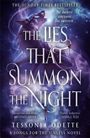 "The Lies That Summon the Night," Tess onja Odette. Ein Wolf heult im nebligen, mystischen Licht des Mondes.