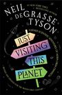 „Just Visiting This Planet“ auf einem bunten Schild vor kosmischem Hintergrund. Autor: Neil deGrasse Tyson.