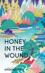 Text: "HONEY IN THE WOUND" und "JIYOUNG HAN." Illustration von traditioneller Landschaft mit Fluss, Häusern und Bergen.
