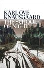 "KARL OVE KNAUSGAARD THE SCHOOL OF NIGHT" steht über einer winterlichen Waldlandschaft mit einer schneebedeckten Straße.