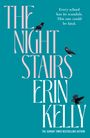 „Every school has its scandals. This one could be fatal.“ Große Schrift: „THE NIGHT STAIRS ERIN KELLY“. Zwei Raben.