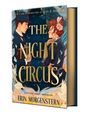 "The Night Circus" von Erin Morgenstern. Illustration mit Mann in Anzug, Frau im Kleid, umgeben von Vögeln und fliegenden Papieren.