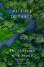 "Michael Ondaatje: The Distance of a Shout, Selected Poems, Cape Poetry" über dichte grüne Waldlandschaft und Fluss.