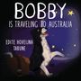 "Bobby is traveling to Australia. Edite Hoveijna Tabune." Ein Hund sitzt in einem Flugzeugsitz, schaut aus dem Fenster voller Sterne.