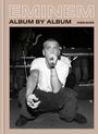 "EMINEM ALBUM BY ALBUM SOREN BAKER" steht oben. Ein Musiker kniet auf einer Bühne und singt ins Mikrofon.