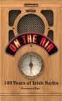 "ON THE AIR" leuchtend; "100 Years of Irish Radio" und "Rosemary Day" unten. Altes Radio mit Holzverkleidung.