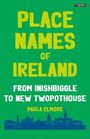 „PLACE NAMES OF IRELAND. FROM INISHBIGGLE TO NEW TWOPOTHOUSE. PAULA ELMORE.“ Grüner Hintergrund, blaue Stadtsilhouette unten.