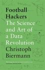 "Football Hackers: The Science and Art of a Data Revolution" von Christoph Biermann. Skizzen und Formeln auf grünem Hintergrund.