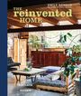 "The reinvented HOME" von Emily Henson. Einladende Wohnzimmerecke mit Palettensofa, Pflanzen, rustikalen Möbeln und Ziegelwänden.