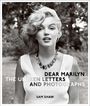 "DEAR MARILYN: THE UNSEEN LETTERS AND PHOTOGRAPHS, SAM SHAW." Schwarz-weiß Aufnahme einer lächelnden Frau im Freien.