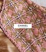 CHANEL PHILOSOPHY. Mara Cappelletti. Unofficial and Unauthorised. Stoff mit rosa und beige-musterten Details.