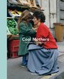 „Cool Mothers: An Appreciation of Style“ von Terry Newman. Eine Frau kniet vor einem Kind an einem Gemüsestand.