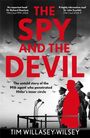 „The Spy and the Devil“, „The untold story...“, Flugzeuge am Himmel, Silhouetten von Personen, eine in Rot hervorgehoben.