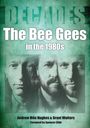 "The Bee Gees in the 1980s" ist in Weiß auf einem grünen Hintergrund. Porträt von drei Männern.