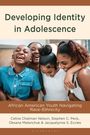 "Developing Identity in Adolescence" oben, lächelnde Jugendliche darunter; fröhliche, verbindende Szene.