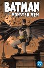 "BATMAN & The MONSTER MEN." Batman steht heldenhaft auf einem Gebäude, umgeben von Fledermäusen, vor einem orangefarbenen Vollmond.