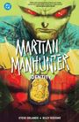 „MARTIAN MANHUNTER IDENTITY“, darüber ein Zitat. Illustration: Grünes Gesicht mit roten Augen, Polizei-Marke.