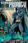BATMAN PRODIGAL. DICK GRAYSON DONS THE COWL. Batman in Kampfpose, Robin und Nightwing im Hintergrund in einer Höhle.