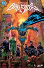 „BATMAN: BAD SEEDS“ in dynamischer Schrift oben. Unten „ALL IN“. Batman aus Pflanzenranken, umgeben von Polizisten und Natur.