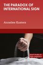 Titel: "THE PARADOX OF INTERNATIONAL SIGN." Autor: Annelies Kusters. Hand streut Pulver.