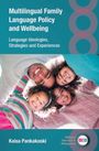 „Multilingual Family Language Policy and Wellbeing“, lächelnde Familie liegt in einem Kreis, verschiedene Hautfarben.