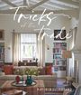 „Tricks of the Trade“ und „Kathryn M. Ireland“; Wohnzimmer mit einem Sofa, Bücherregalen und hellem Ambiente.