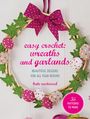 Text: "easy crochet: wreaths and garlands. Beautiful designs for all year round. Kate Eastwood. 35 patterns to make." 

Beschreibung: Ein Kranz mit gehäkelten Erdbeeren, grünen Blättern und einer großen rosa Schleife.