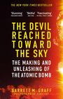 „The Devil Reached Toward the Sky“, gelber Text vor atomarer Explosion, Autor Garrett M. Graff, Pulitzer-Preis-Finalist.