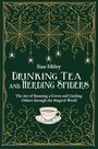 „Sian Sibley. Drinking Tea and Herding Spiders.“ Illustration: Teetasse, Spinnennetze, goldene Verzierungen auf grünem Hintergrund.