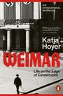 "The International Bestseller" und Text über "Weimar" von Katja Hoyer. Schwarz-weißes Foto mit einem Mann und Hakenkreuzfahnen.