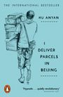 Titel: "I Deliver Parcels in Beijing". Autor: Hu Anyan. Illustration zeigt Person mit Paketen von hinten.
