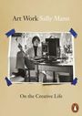 "Art Work Sally Mann: On the Creative Life" steht voran. Eine Frau sitzt rauchend an einem Tisch mit einer Kamera.