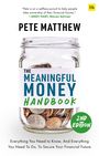 Buchtitel: "The Meaningful Money Handbook". Text über einem Glas mit Geldmünzen. Autor: Pete Matthew. 2. Auflage.