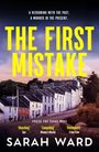 Titel: "The First Mistake". Oben steht: "A reckoning with the past. A murder in the present." Unten: "Praise for Sarah Ward". Dunkle Landschaft mit Reihenhäusern.
